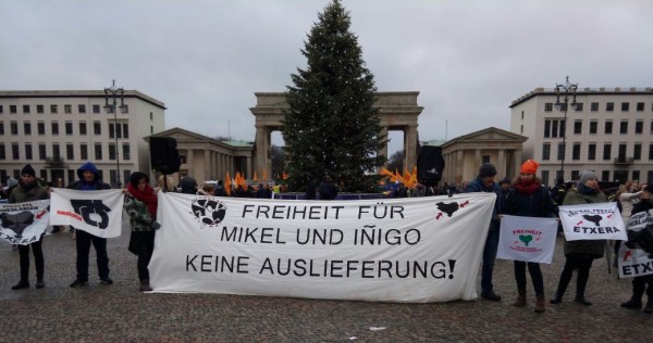 Keine Auslieferung Freiheit für Iñigo und Mikel Protest in Berlin Keine Auslieferung Freiheit für Iñigo und Mikel Protest in Berlin